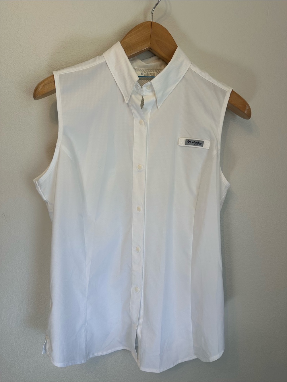 Columbia Women’s Sleeveless Button-Down Shirt — White